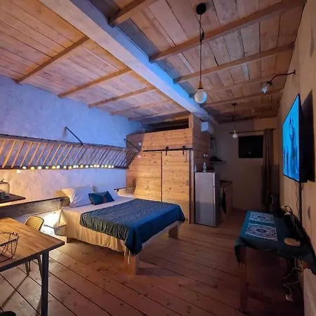 - Independant A Pérouges