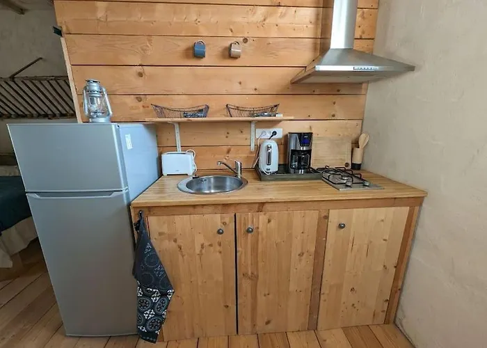 - Indépendant à * Pérouges